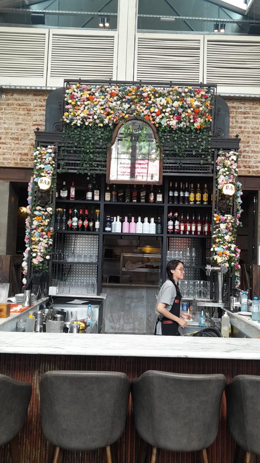 Decoración con plantas en cafetería