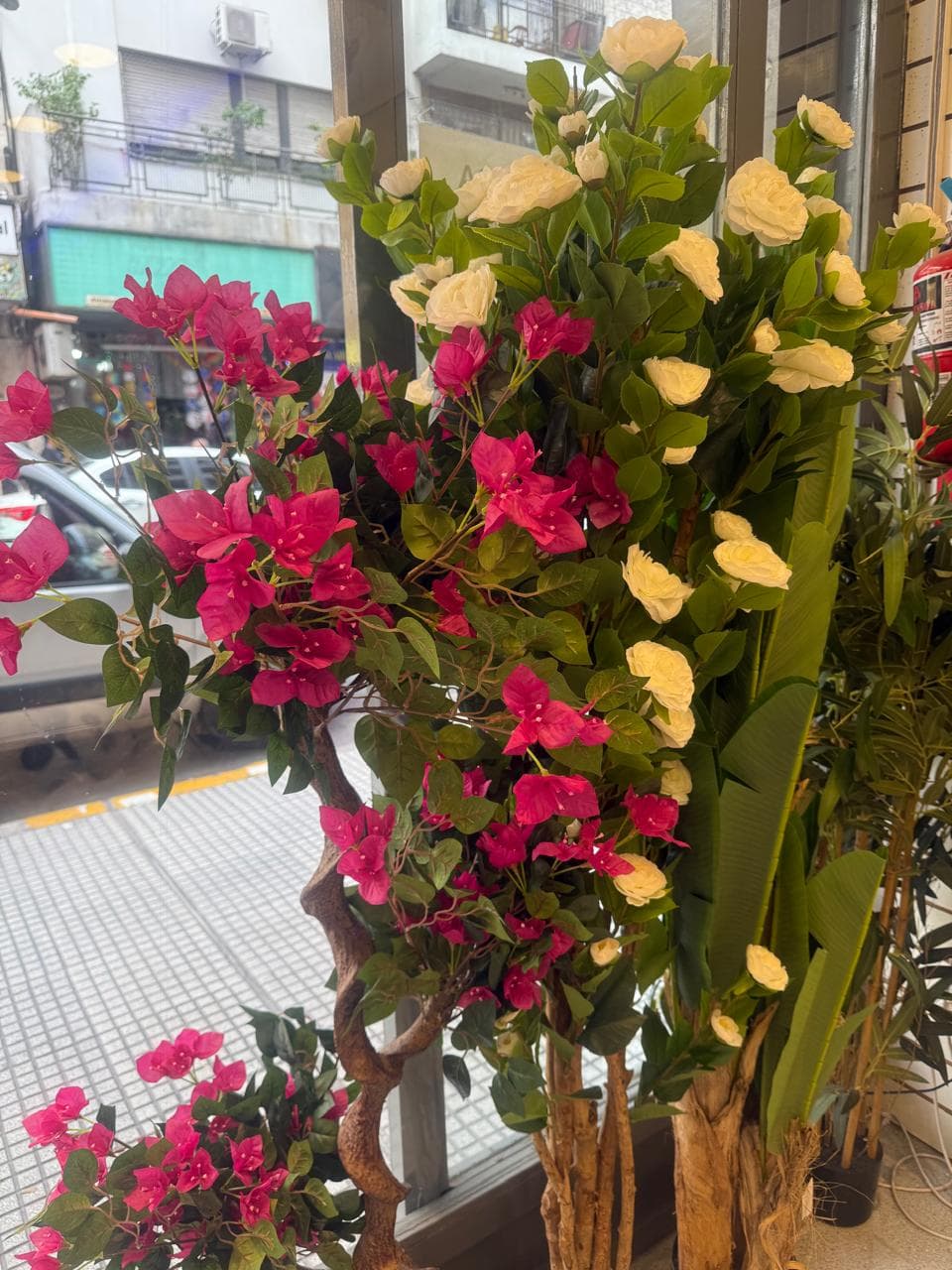 Plantas artificiales en local de ropa