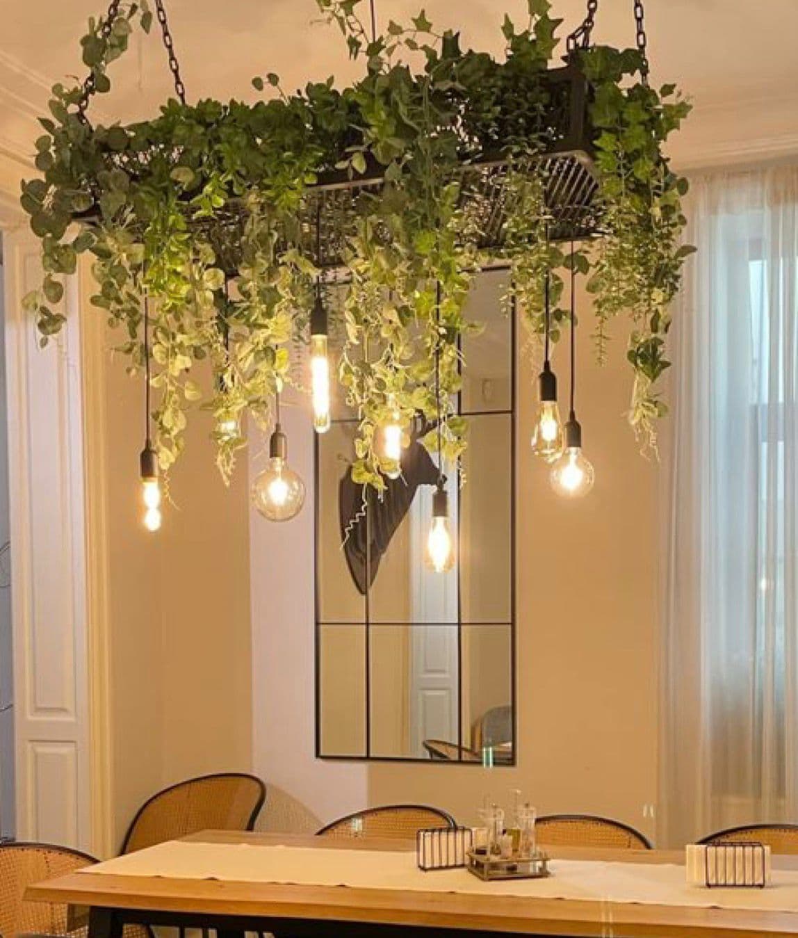 Ambientación vegetal en local gastronómico