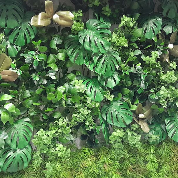 Ambientación tropical en espacio comercial